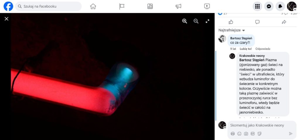 Fotografia fragmentu czerwonego neonu, zamieszczona na portalu społecznościowym i komentarz wyjaśniający dlaczego fragment neonu świeci w innym kolorze - na niebiesko.