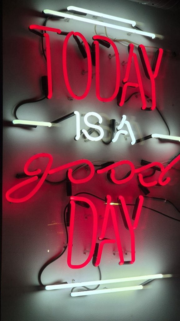 Biało-czerwony neon w postaci napisu Today is a good day.