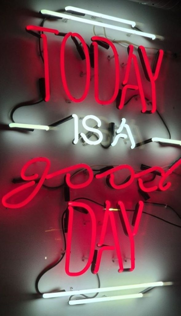 Biało-czerwony neon w postaci napisu Today is a good day.